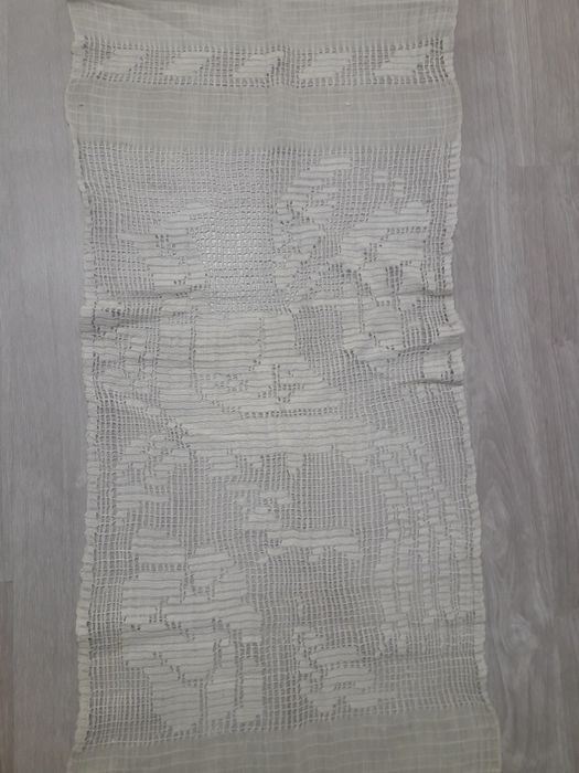 Stergar traditional cusut manual pe panza de borangic alb