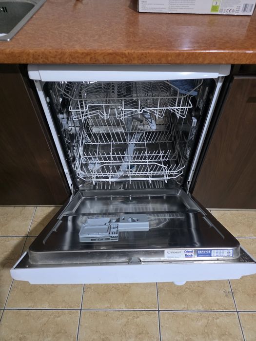 Indesit DFG 262 Masina de spalat vase, in stare buna, putin folosita