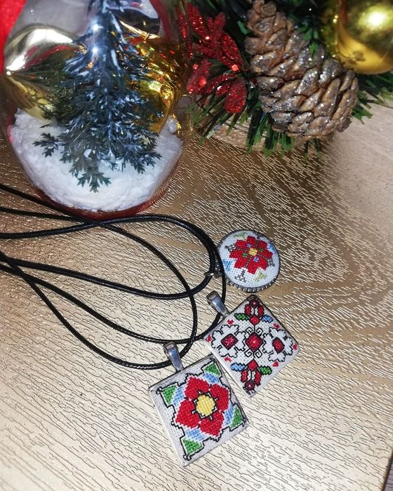 Ръчно избродирани медальони