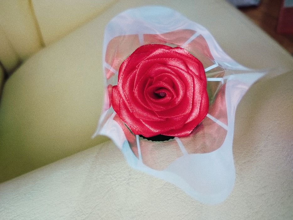 Trandafiri satin realizați manual