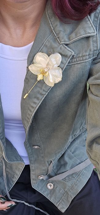 Брошка игла с естествен цвят на орхидея, запечатани в епоксидна смола