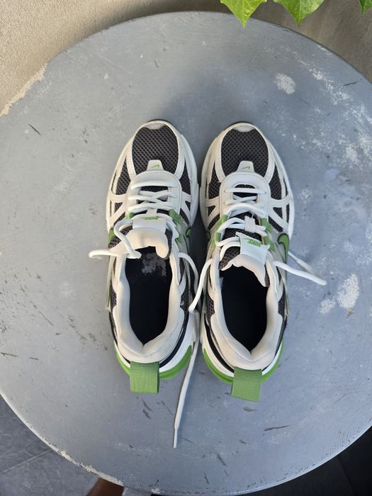 Обувки  Nike V2K
