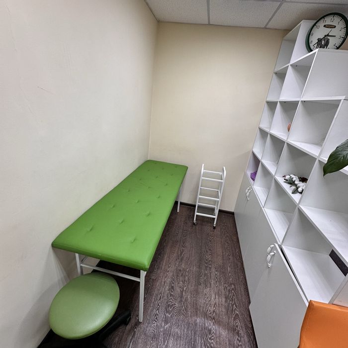 Сдаеться кушетка в студии красоты