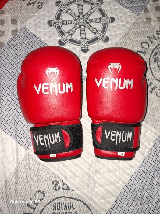 продам боксерские перчатки venum