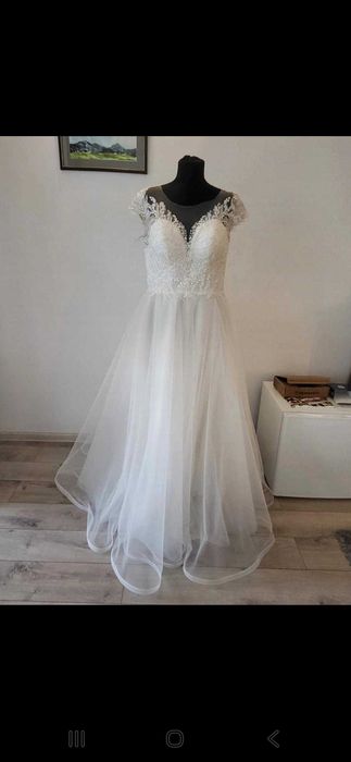 Vand rochie de mireasa alba fara trena