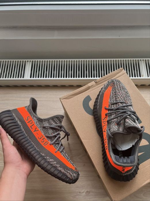 Yeezy 350 ,,V2 Carbon Beluga”-noi, nefolositi