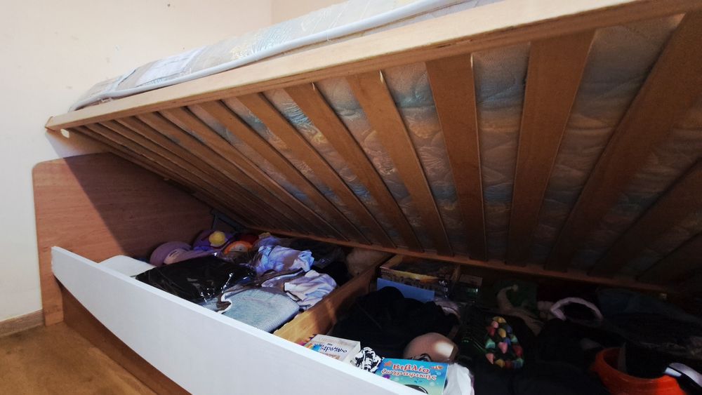 Легло с повдигащ механизъм