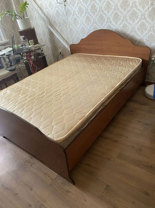 Продам кровать с матрасом 160*200