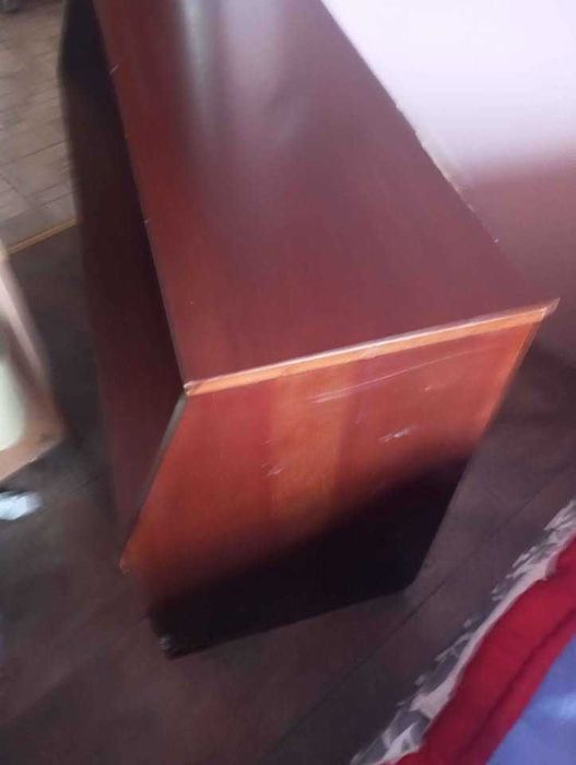 Шкаф с стъклена ракла