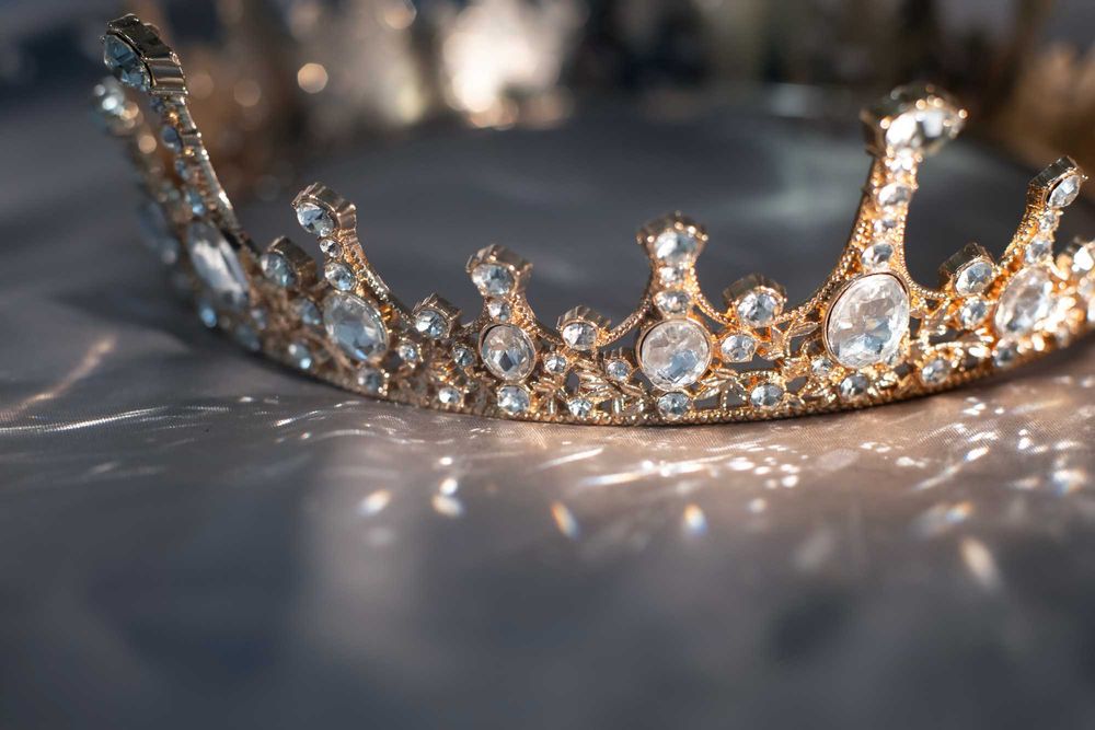 Корона с прозрачными кристаллами. Доставка включена.