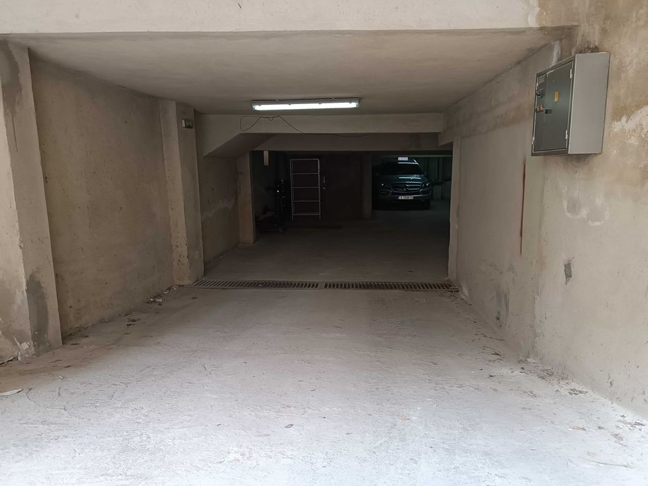 Наем закрито паркомясто на ул. Александър Дякович 16, Варна