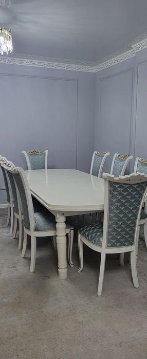 Стол со стульями для гостинной