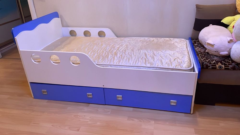 Кровать детская с ящиками.