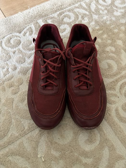 Кроссовки бордового цвета