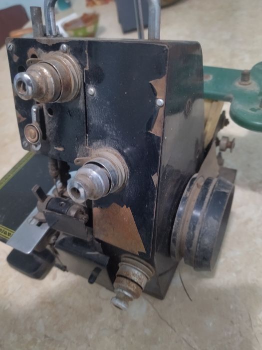 Продам рабочий оверлок.