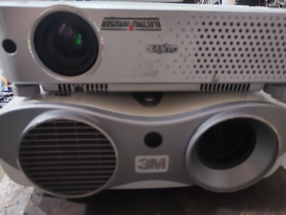 Laptopuri iPad-uri și video proiectoare