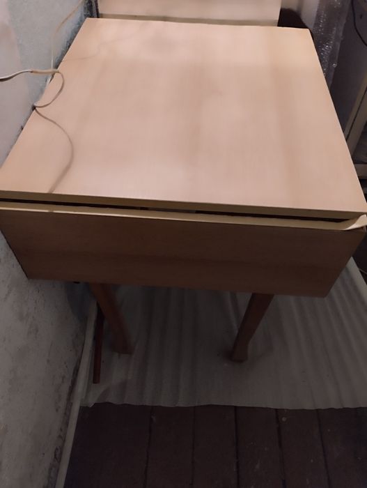 Стол кухонный . Б У .