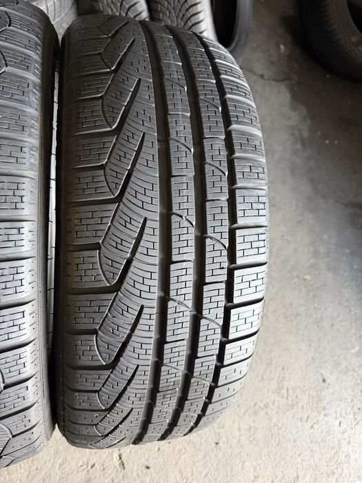 2 anvelope iarna ca NOI 235/45/20 , Pirelli , 7.5 mm !
