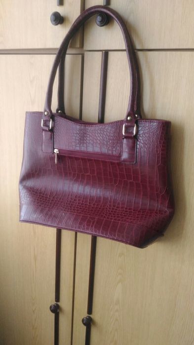 Кожена чанта в бордо