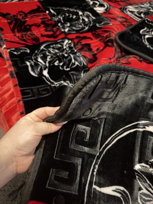 Set cuvertura de pat si fete de perna plus covorase de langa pat