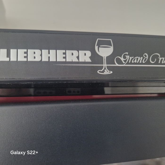 Витрина за вино LIEBHERR
