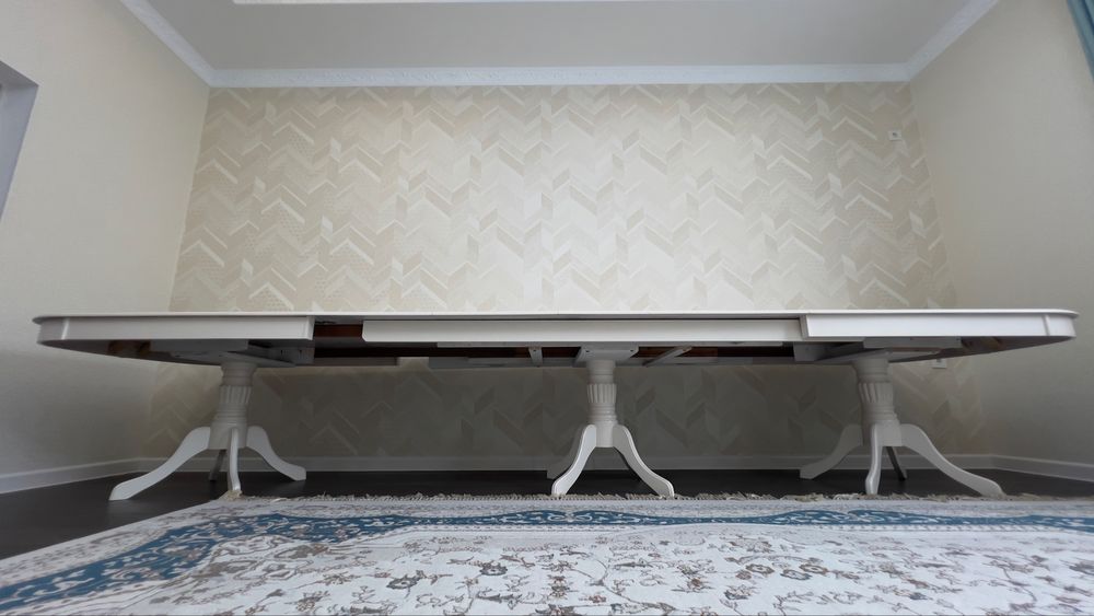 Продаётся малазийский обеденный стол