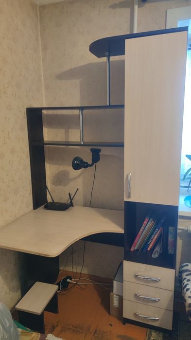 Угловой компьютерный стол