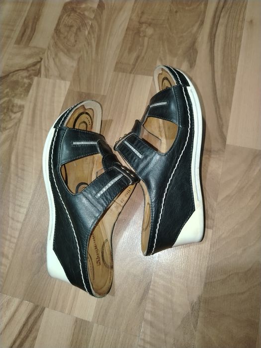 Шлепки кожаные р.38, 2 пары см. все фото