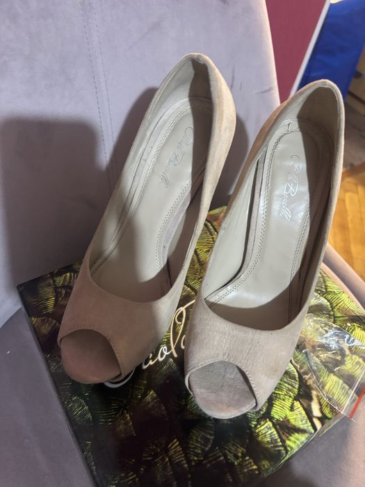 Високи токчета бежови