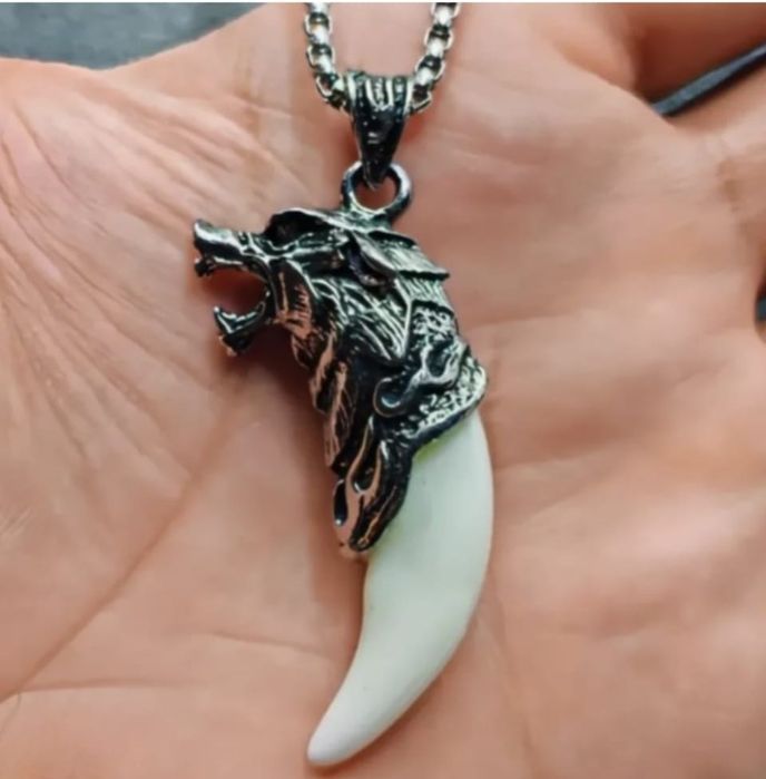 Продам кулон волчий клык