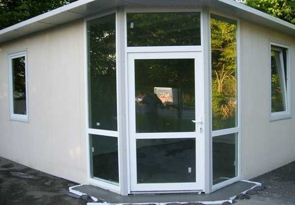Casa Modulara, Garaje Auto si Containere stil birou din structura metalica si panou sandwich termoizolant