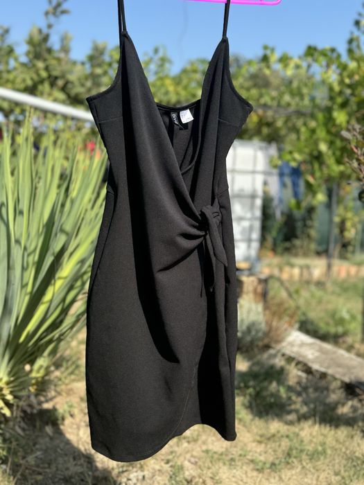 черна къса рокля с презрамки