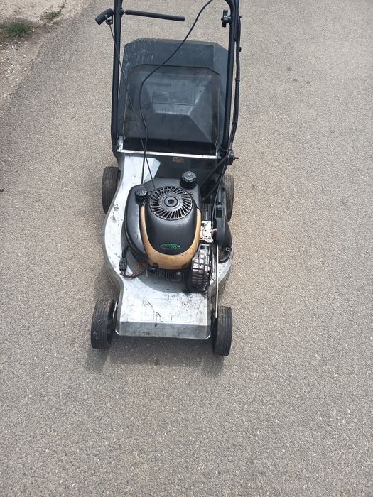 Mașină de tuns iarba cu cos  de colectare
