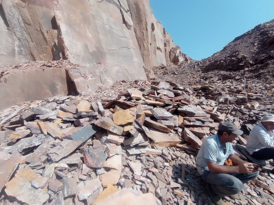 Красный рваный камень