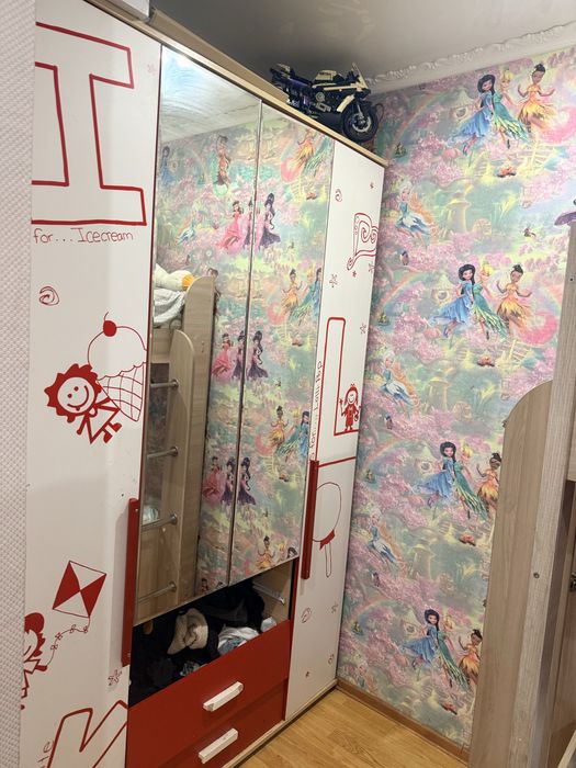 Стол и шкаф в детскую