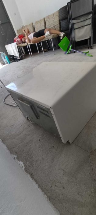 Продавам миялна машина Midea