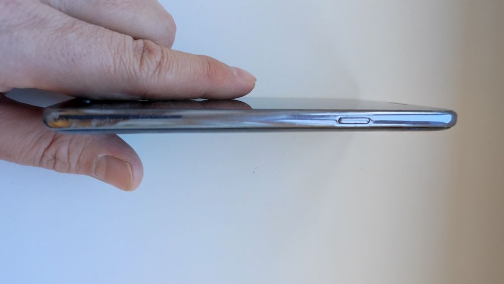 Продам на запчасти телефон Galaxy J5