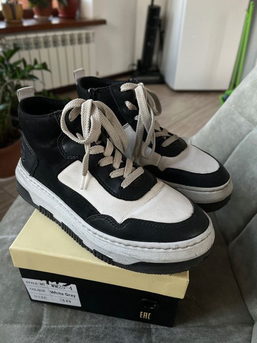 Кроссовки женские