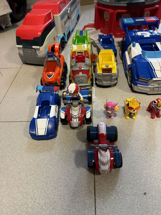 Компелкт на Пес Патрул - база, коли, фигурки и трансформираща се кола