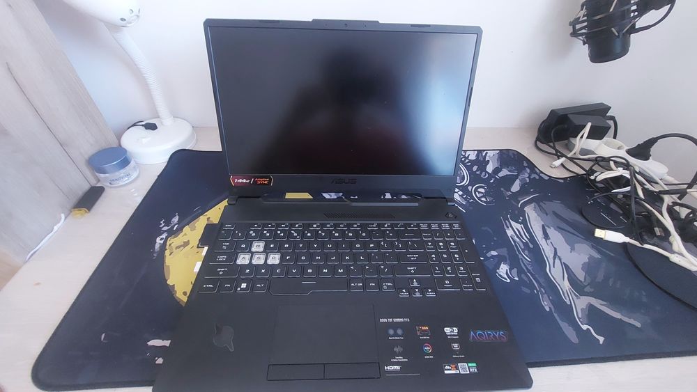 Vând laptop + cooler AQIRYS Zenith inclus!