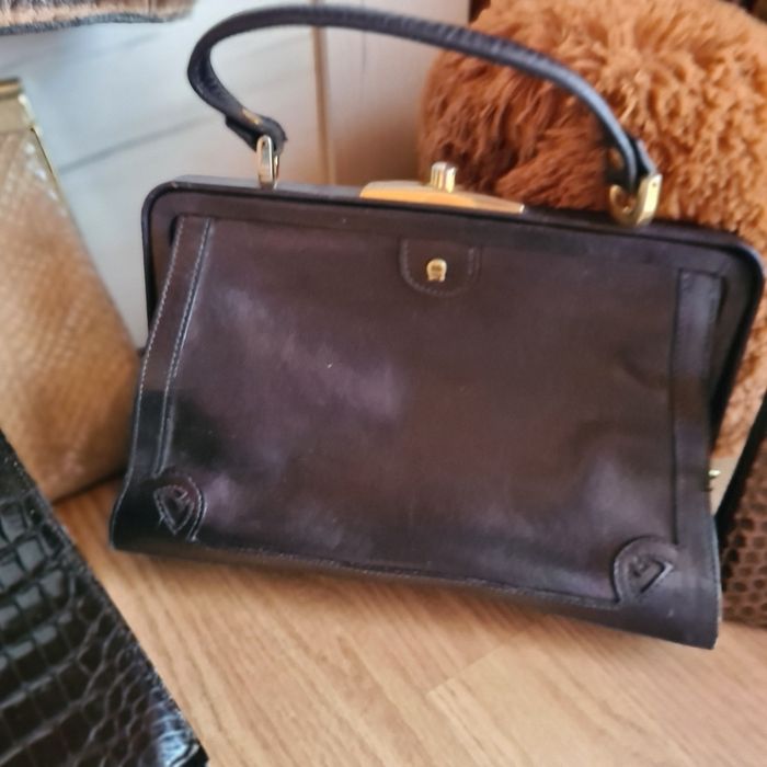 Frumoase poșete din piele