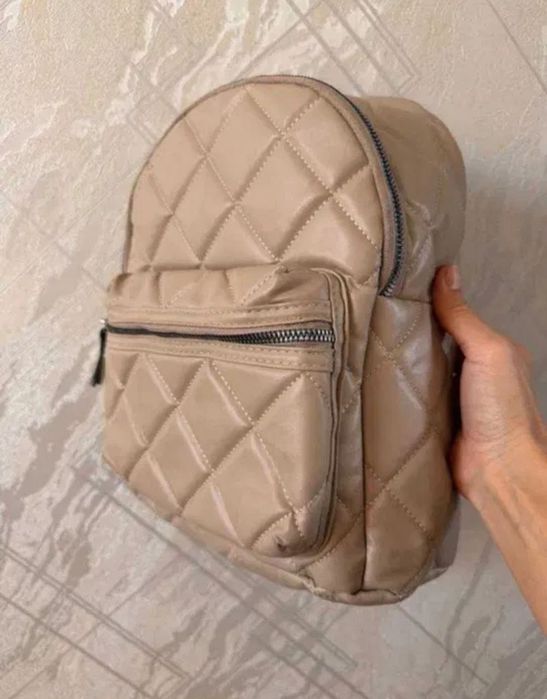 Бежевая сумка рюкзак