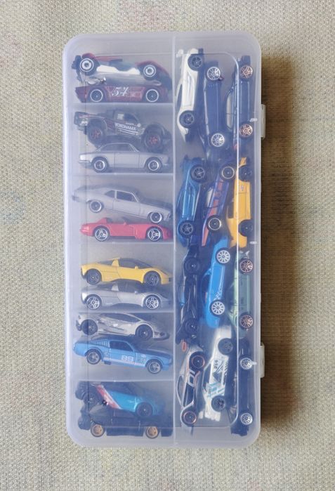Продавам коли Hot Wheels