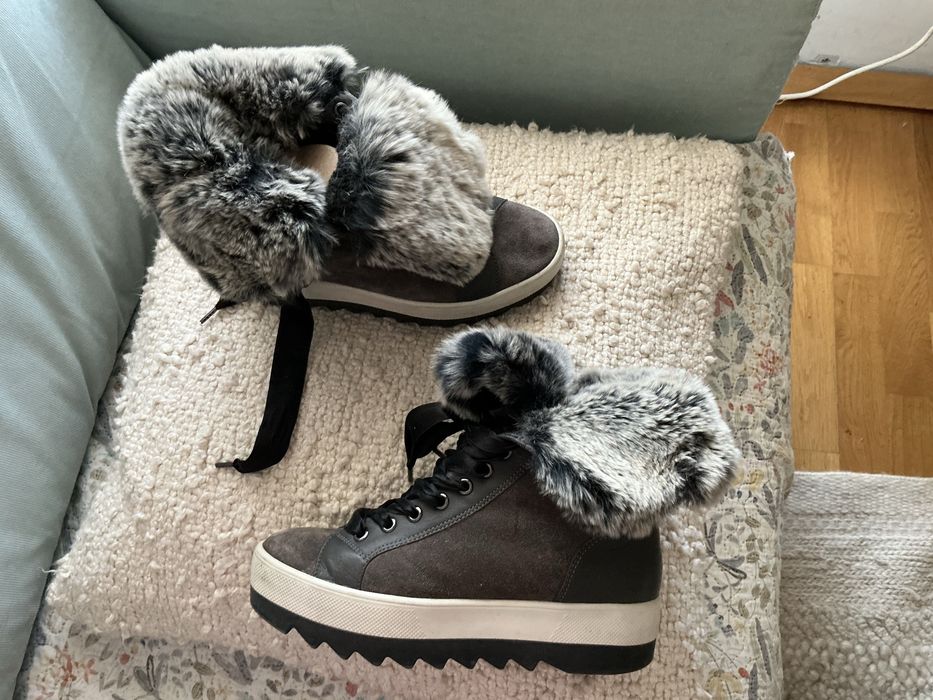 Ghete de piele intoarsa cu blanita decorativa si captusite cu blana 38