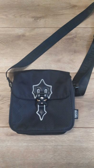 Продавам момчешка чанта TRAPSTAR