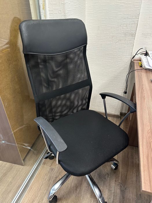 Офисные кресла разные