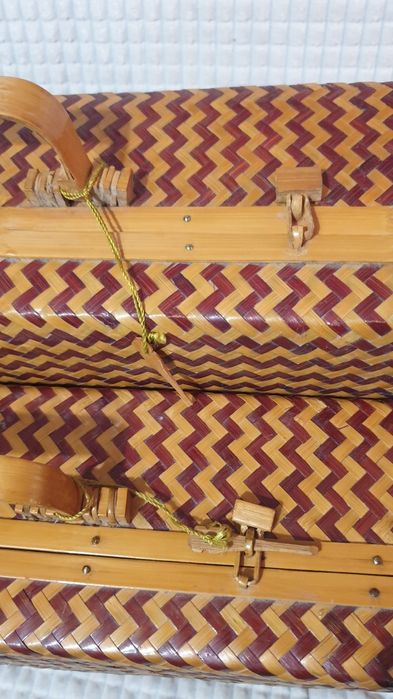 Чифт екзотични плетени куфари.