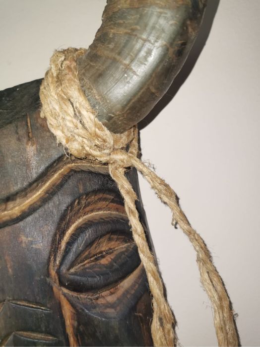 Маска във формата на бик с истински рога и дърво масив българска