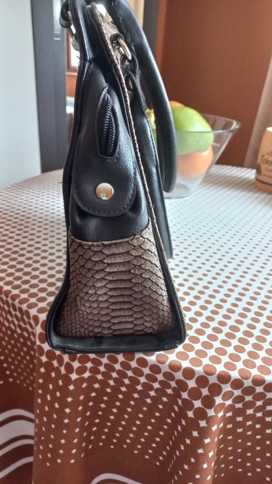 Дамска чанта с много джобчета и елегантна визия