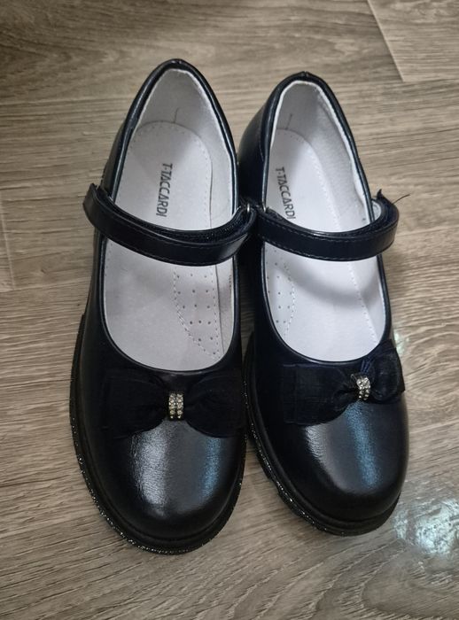 Туфли на девочку.